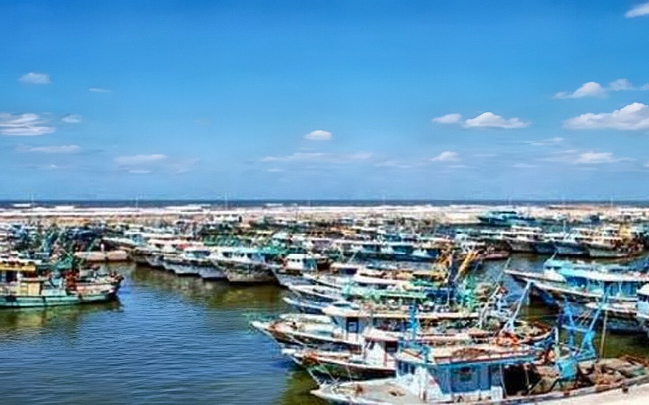 فتح ميناء الصيد البحري ببرج البرلس والتنبيه على المراكب بعدم الدخول بعمق البحر نظرا للتقلبات الجوية المتوقعة