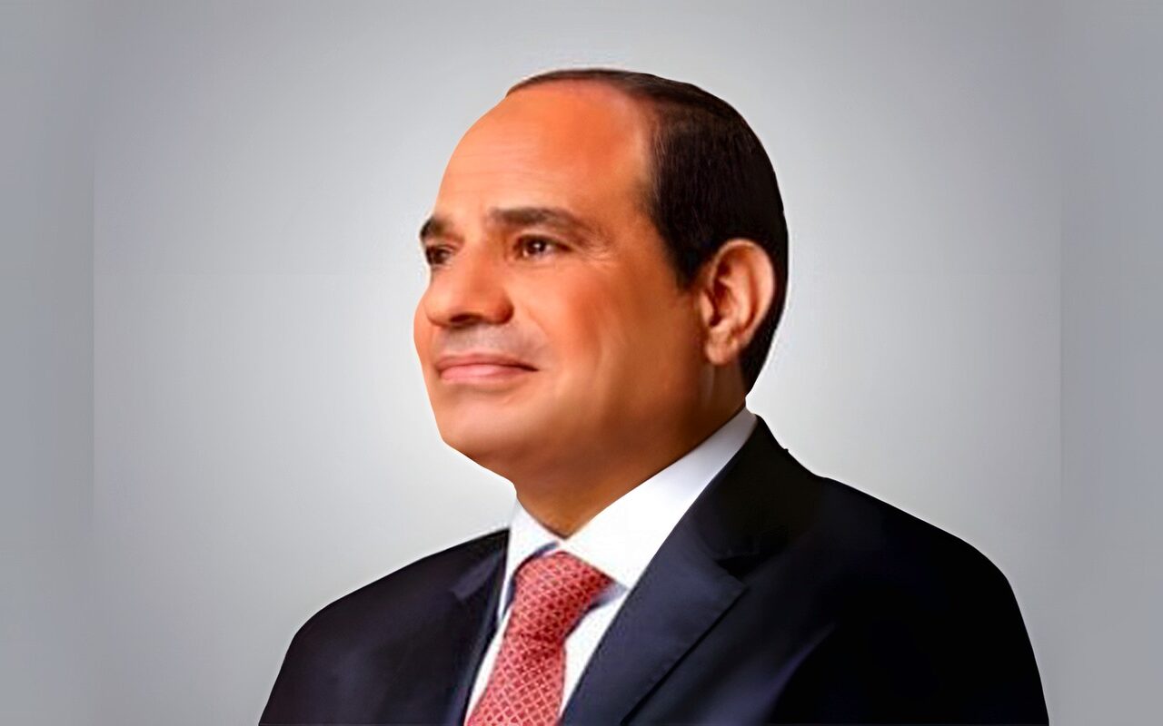 الرئيس السيسي يضع إكليلا من الزهور على النصب التذكاري لشهداء القوات المسلحة بمناسبة الذكرى الثالثة والخمسين لانتصارات حرب أكتوبر