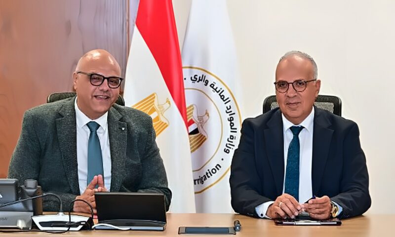 وزير الري يبحث مع محافظ الإسكندرية موقف الأعمال الجارية والمستقبلية لحماية الشواطئ بنطاق المحافظة