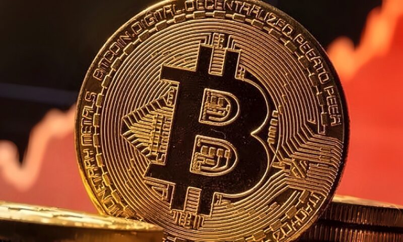 “بيتكوين” تكافح للاستقرار فوق 83 ألف دولار وسط مخاوف من تصفية مراكز التداول