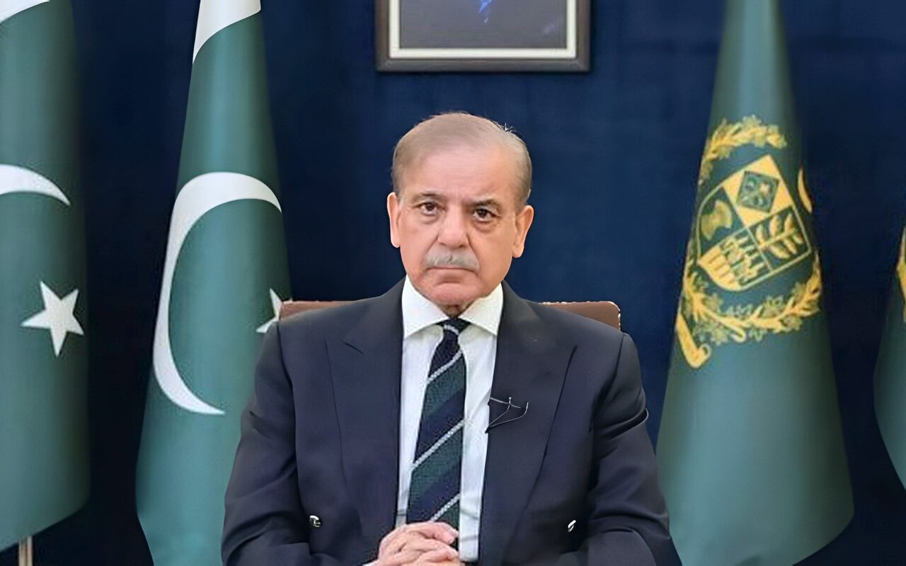 رئيس وزراء باكستان يدين استهدف مطار الملك خالد و يؤكد التضامن الكامل مع السعودية