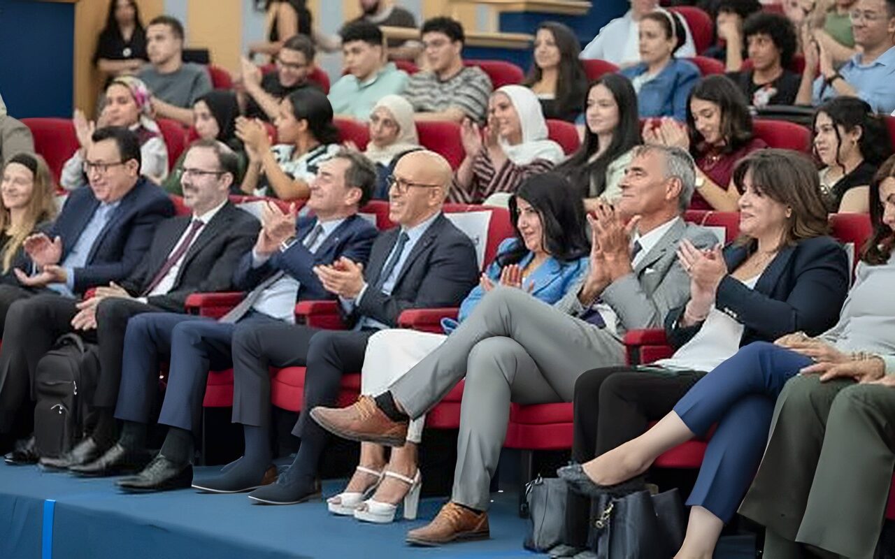 سفير فرنسا بالقاهرة يشارك في حفل افتتاح العام الدراسي بالجامعة الفرنسية في مصر