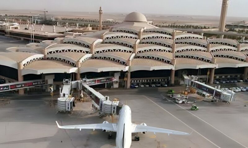 التحالف: نتعامل مع صاروخ ومسيرات متجهة نحو السعودية