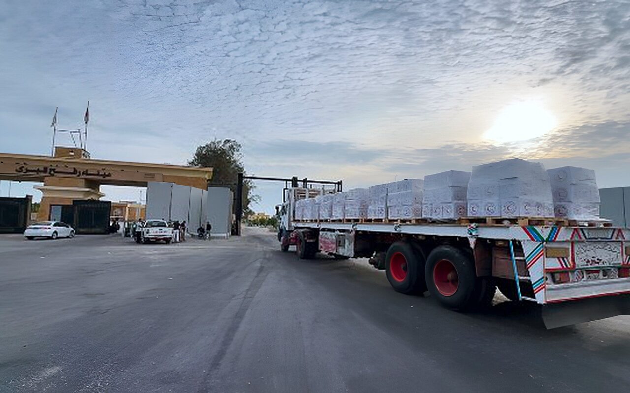 الهلال الأحمر: قافلة “زاد العزة” الـ295 تحمل أكثر من 2850 طنًا من المساعدات الغذائية والإغاثية والشتوية