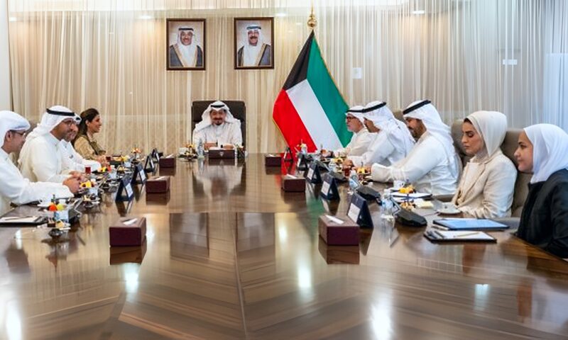 رئيس الوزراء الكويتي يعقد اجتماعا لبحث خيارات تنويع مسارات النقل والتصدير وخطط تدفق إمدادات الطاقة والسلع