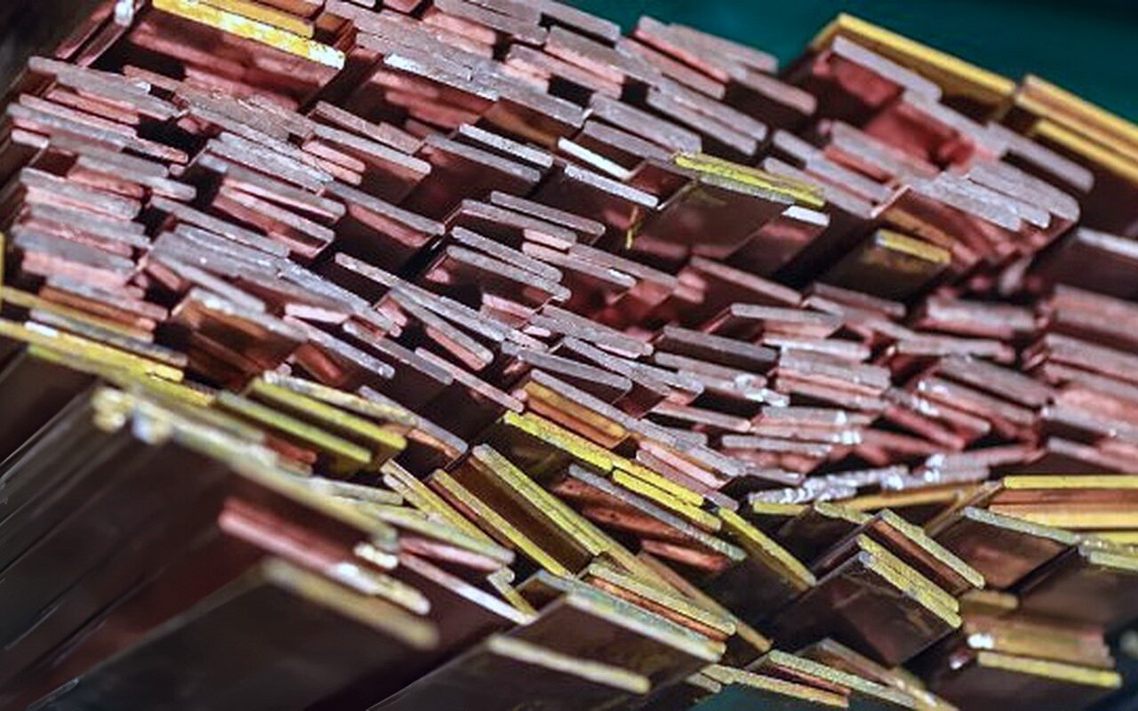 النحاس يقترب من 14.7 ألف دولار للطن مع تهديد بإضراب في أكبر منجم بالعالم