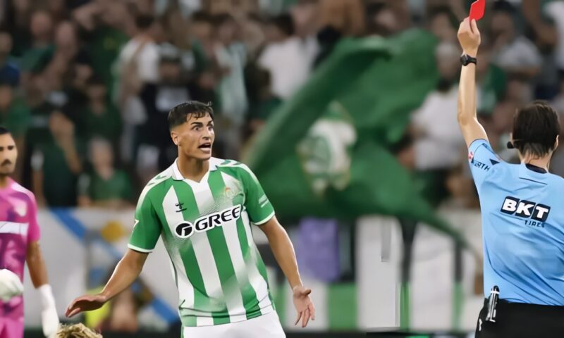 “فاكوندو بيرنال” لاعب ريال بيتيس يعتذر لجماهير الفريق بعد طرده أمام برشلونة في الدوري الإسباني