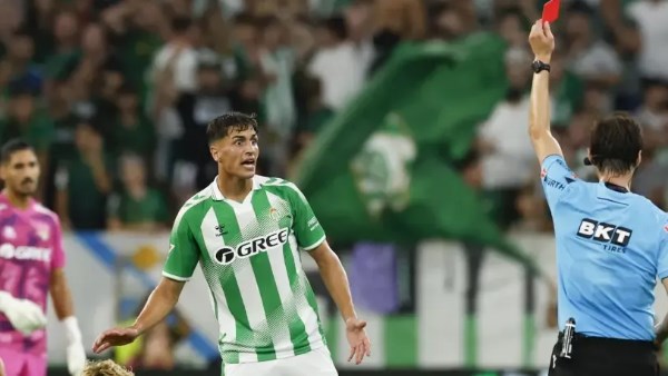 “فاكوندو بيرنال” لاعب ريال بيتيس يعتذر لجماهير الفريق بعد طرده أمام برشلونة في الدوري الإسباني