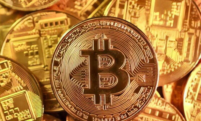 بيتكوين تتماسك فوق 81.5 ألف دولار وسط إشارات متباينة للسوق