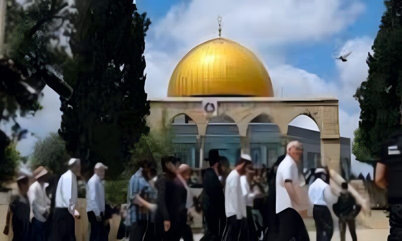 عشرات المستوطنين يقتحمون باحات المسجد الأقصى بحماية قوات الاحتلال