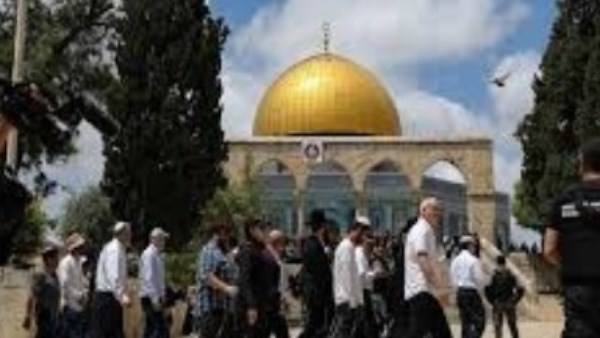 عشرات المستوطنين يقتحمون باحات المسجد الأقصى بحماية قوات الاحتلال