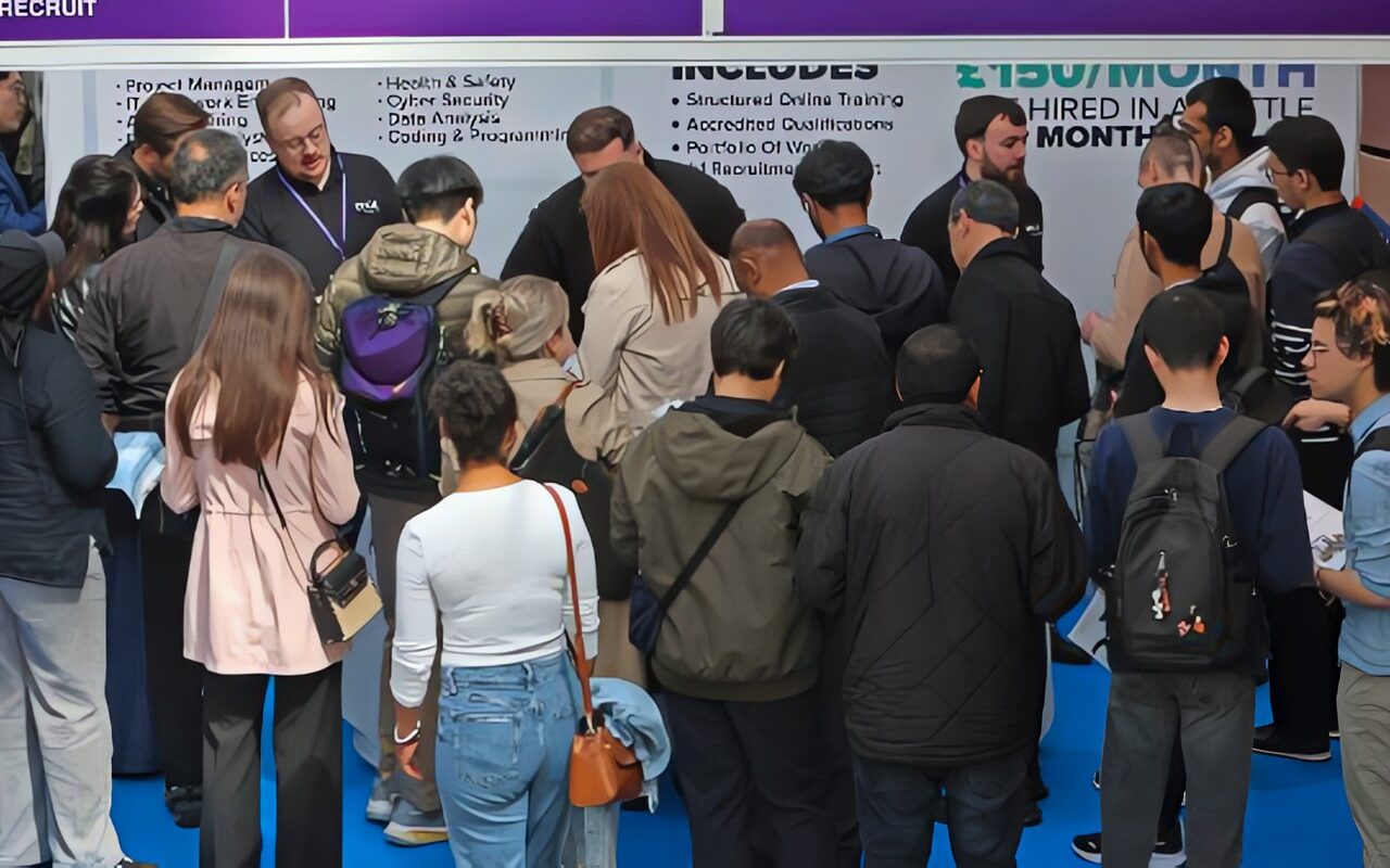 البطالة في بريطانيا تتراجع إلى 4.7% قبيل أول موازنة لجون هيلي