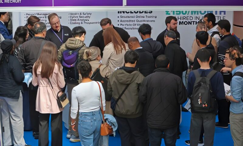 البطالة في بريطانيا تتراجع إلى 4.7% قبيل أول موازنة لجون هيلي
