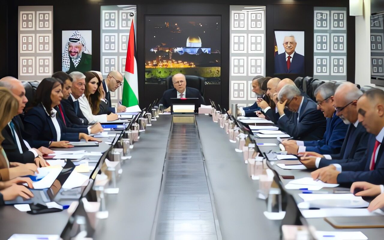 الوزراء الفلسطيني يحذّر من تراجع تمويل برامج الإغاثة في غزة وأثرها على تعميق معاناة المواطنين