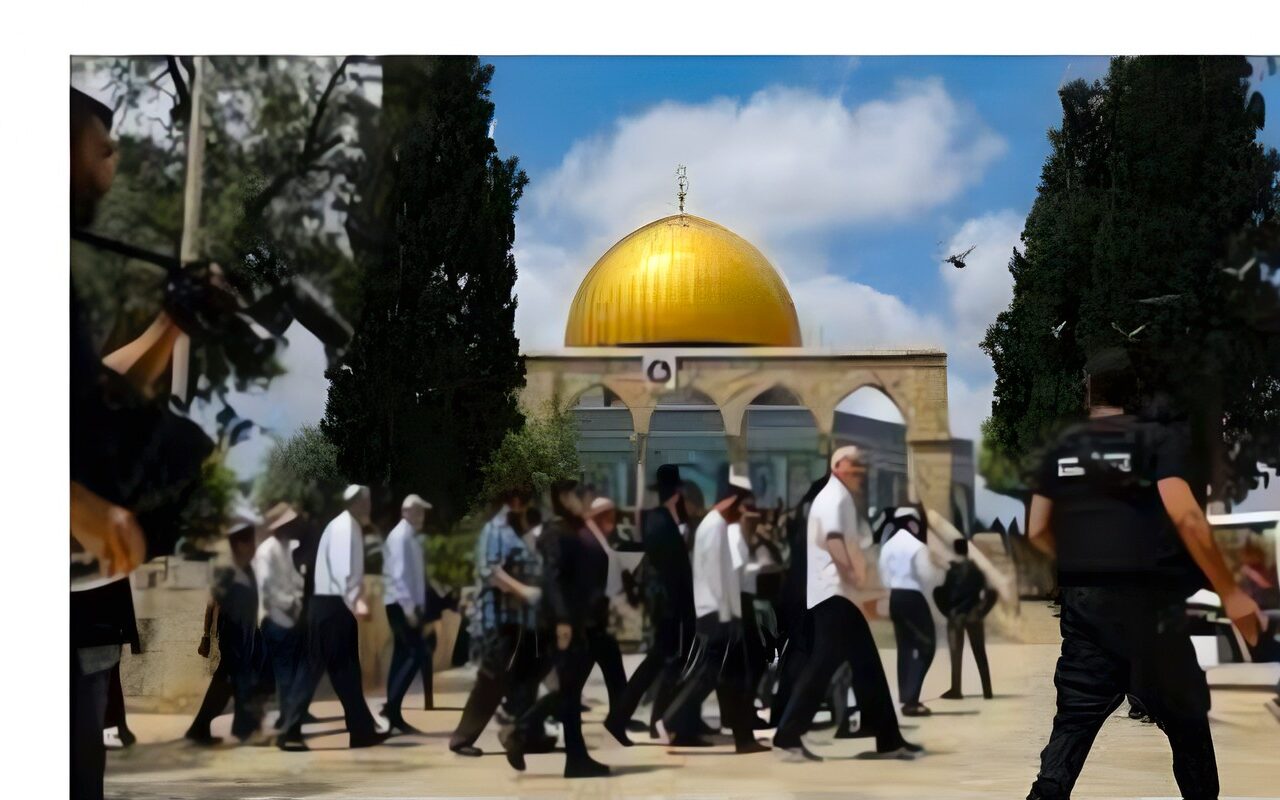 86 مستوطنا يقتحمون باحات الأقصى و الاحتلال يعتقل 6 فلسطينيين من مدن الضفة