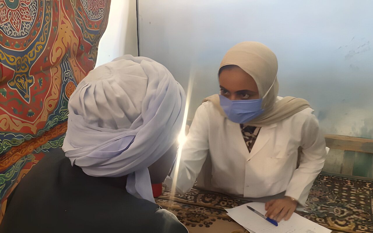 جامعة قنا تقدم خدماتها الطبية والتوعوية لـ1036 حالة بقوص