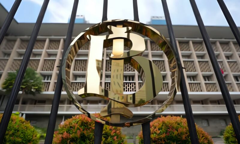 إندونيسيا تثبت سعر الفائدة وتخفض الاحتياطي الإلزامي وسط ضغوط على الروبية