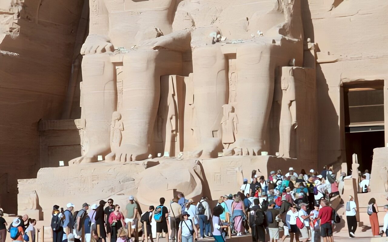 تعامد الشمس على وجه تمثال رمسيس الثاني بأبوسمبل لمدة 22 دقيقة