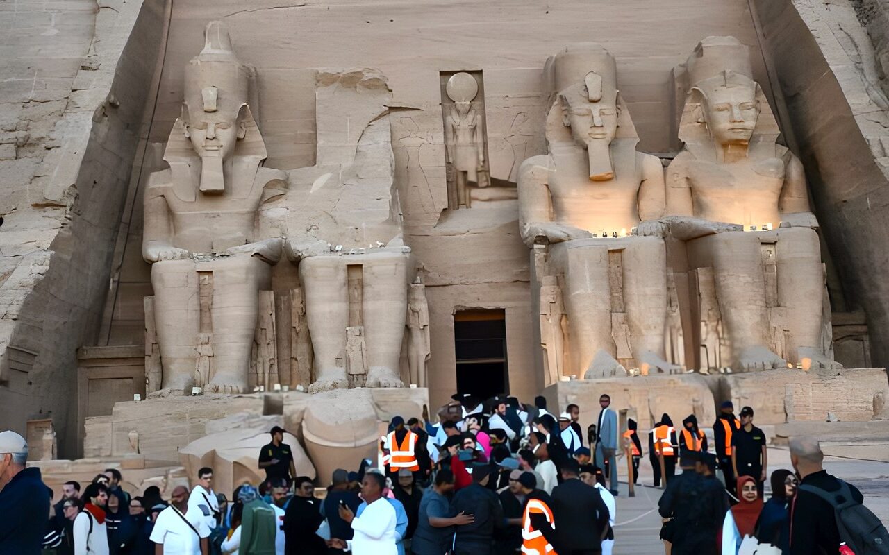 محافظ أسوان:7 آلاف سائح أجنبي يشهدون تعامد الشمس على وجه رمسيس الثاني بأبو سمبل