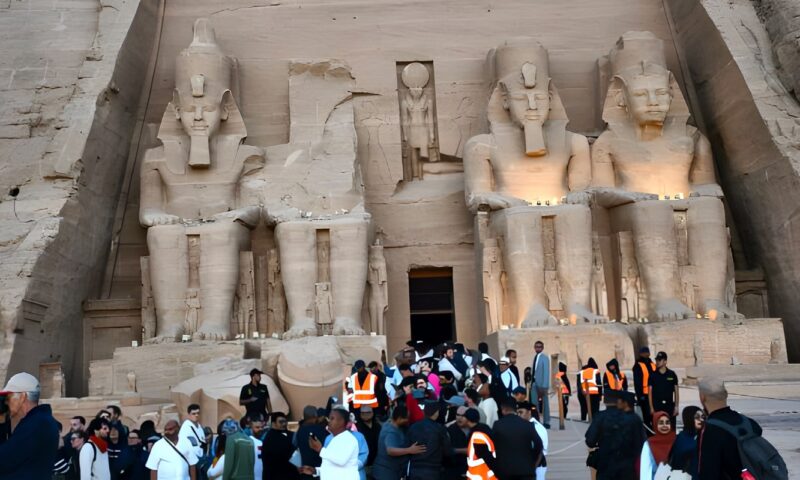 محافظ أسوان:7 آلاف سائح أجنبي يشهدون تعامد الشمس على وجه رمسيس الثاني بأبو سمبل