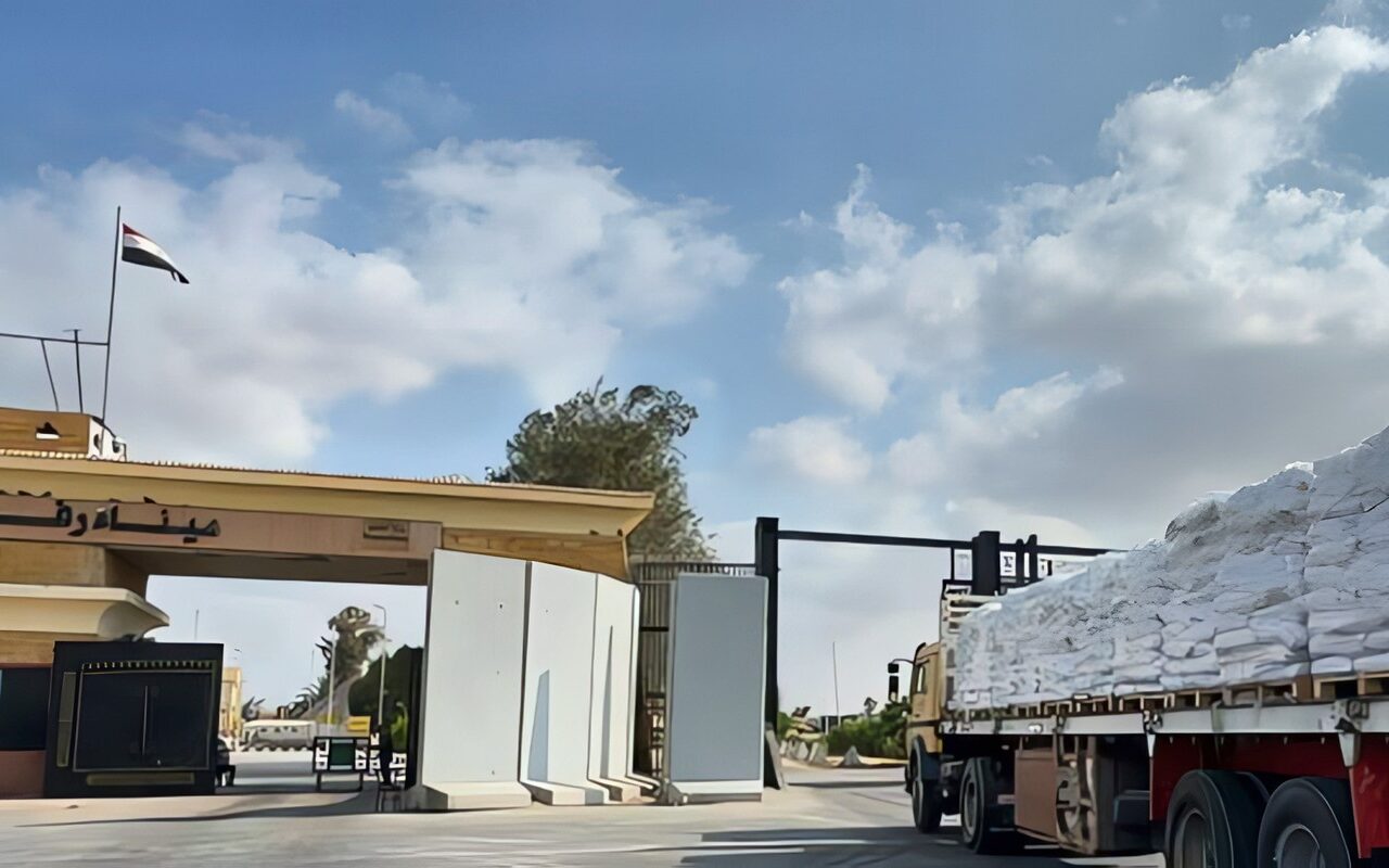 الهلال الأحمر يطلق قافلة «زاد العزة» 302 وتحمل أكثر من 3,676 طنًا من المساعدات الإنسانية والإغاثية