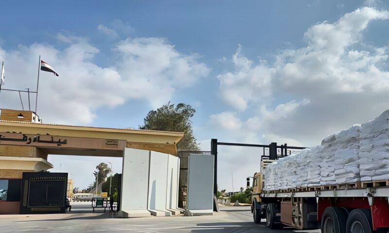 الهلال الأحمر يطلق قافلة «زاد العزة» 302 وتحمل أكثر من 3,676 طنًا من المساعدات الإنسانية والإغاثية