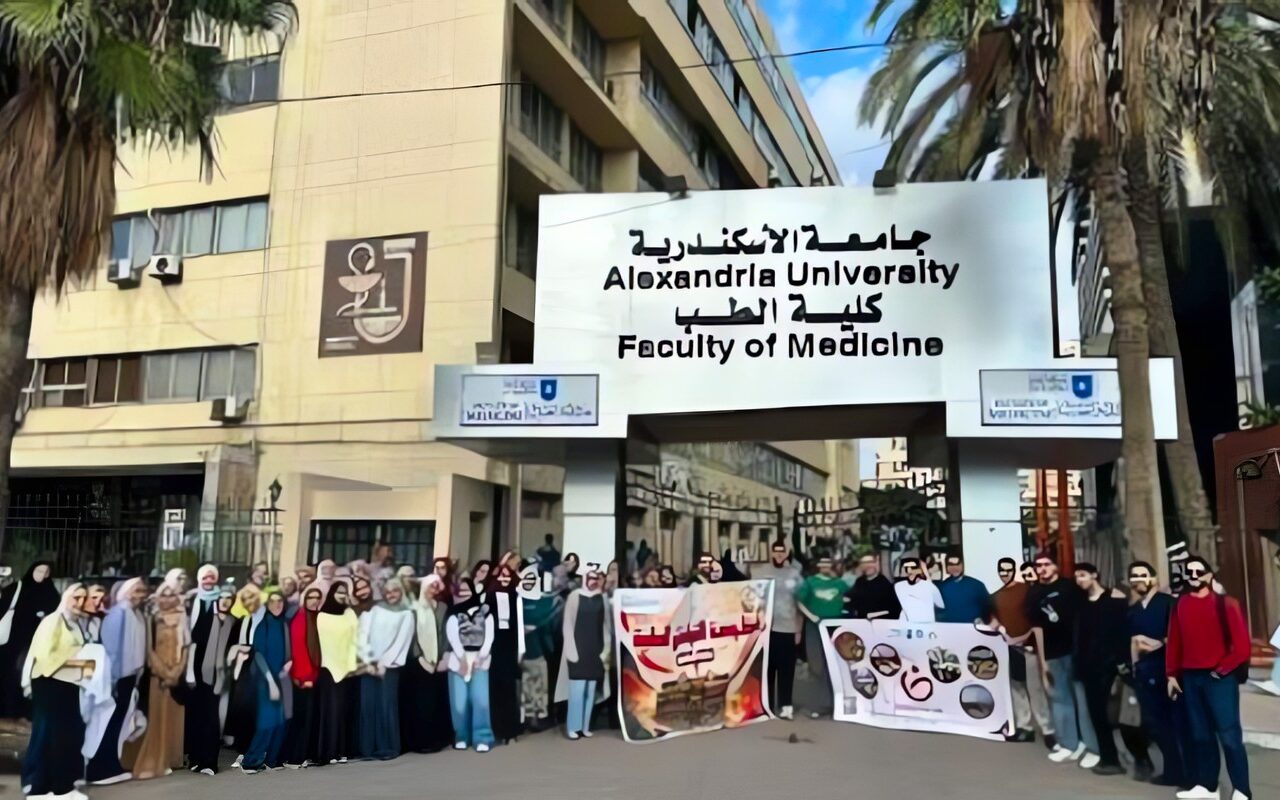 طب الإسكندرية تنظم قافلة طبية لمصانع «روبكس» ببرج العرب وتوقع الكشف على 746 حالة مجانًا