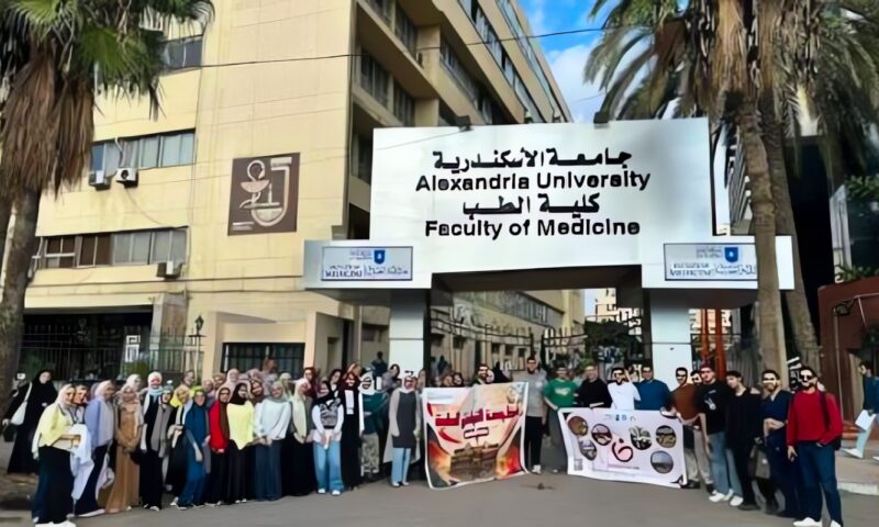 طب الإسكندرية تنظم قافلة طبية لمصانع «روبكس» ببرج العرب وتوقع الكشف على 746 حالة مجانًا