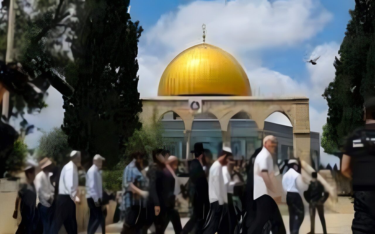 عشرات المستوطنين الإسرائيليين يقتحمون باحات المسجد الأقصى بحماية قوات الاحتلال