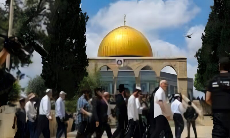 عشرات المستوطنين الإسرائيليين يقتحمون باحات المسجد الأقصى بحماية قوات الاحتلال