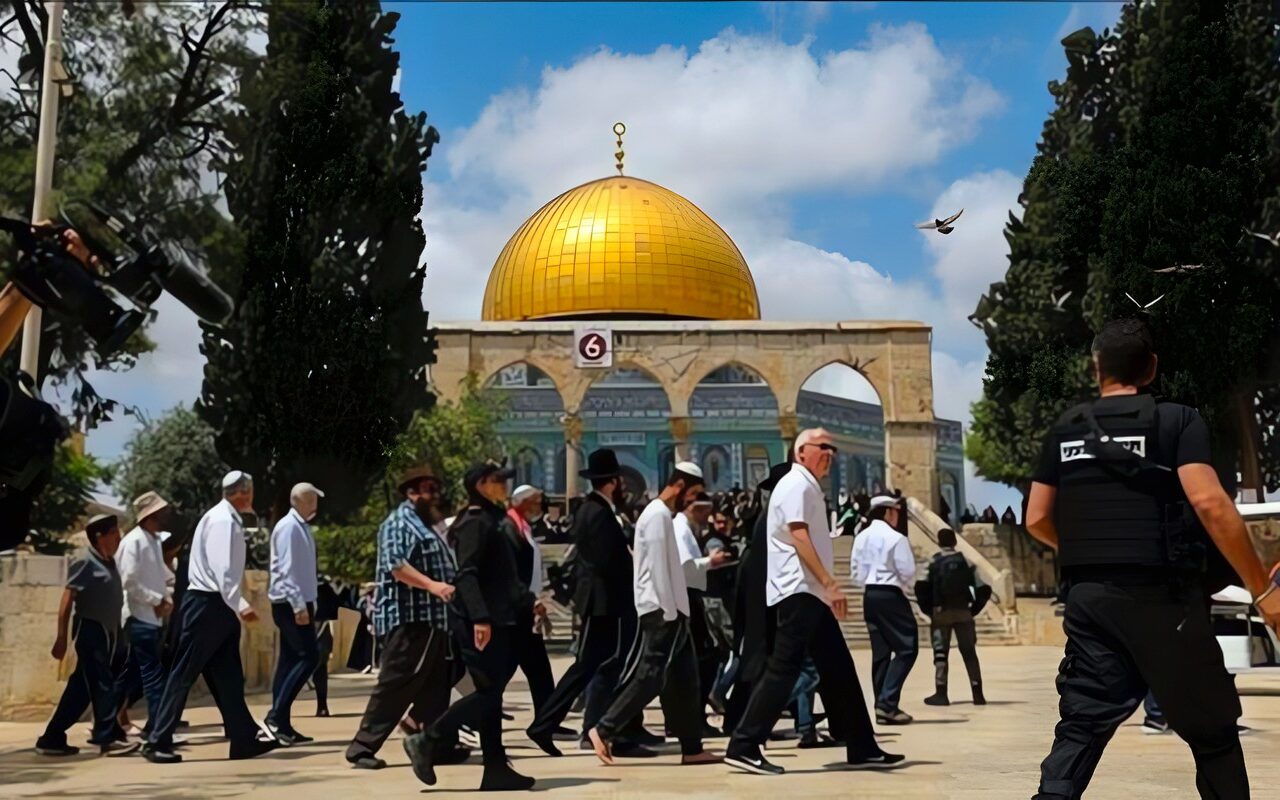 عشرات المستوطنين يقتحمون المسجد الأقصى بحماية قوات الاحتلال الإسرائيلي