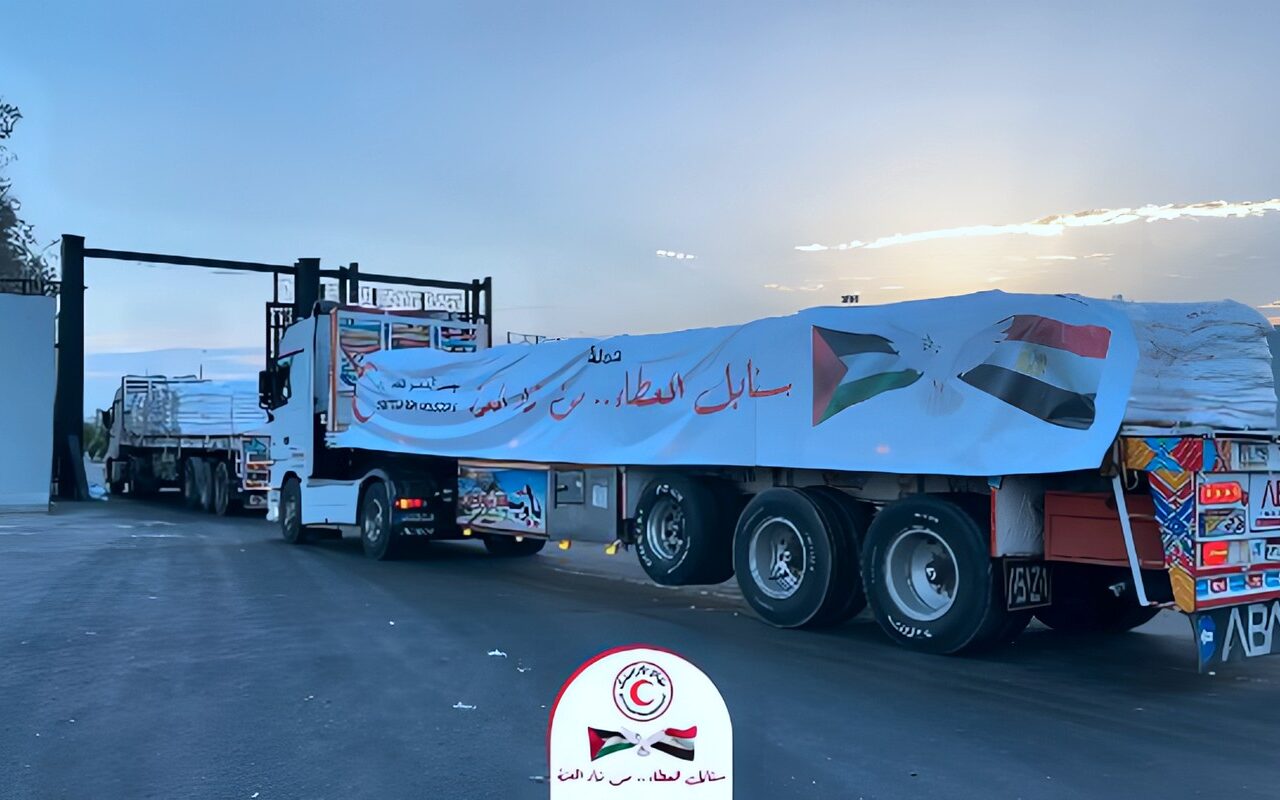 الهلال الأحمر: «زاد العزة» الـ304 تضم 1,620 طنا من المساعدات للفلسطينيين