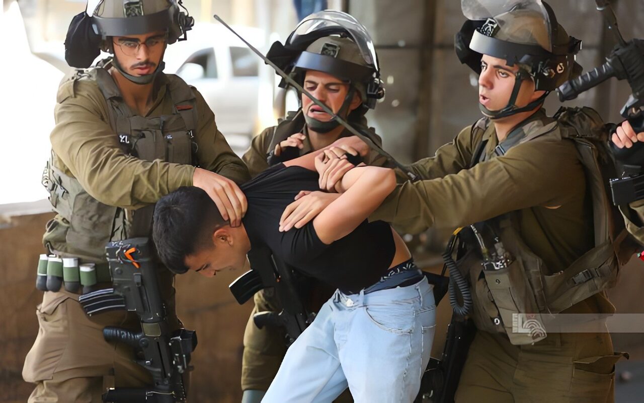 الاحتلال الإسرائيلي يعتقل ما لا يقل عن 21 فلسطينيا من مدن الضفة الغربية