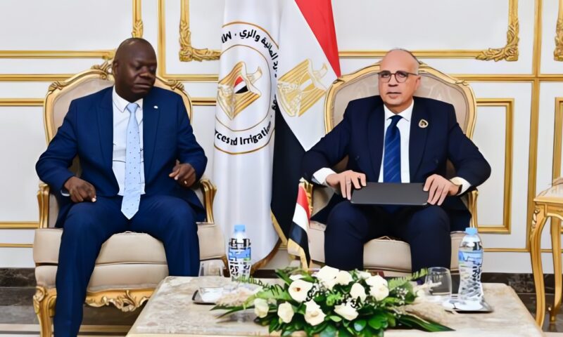 وزير الري يبحث مع وزير الدولة للمصايد بأوغندا تعزيز التعاون في مجال الموارد المائية