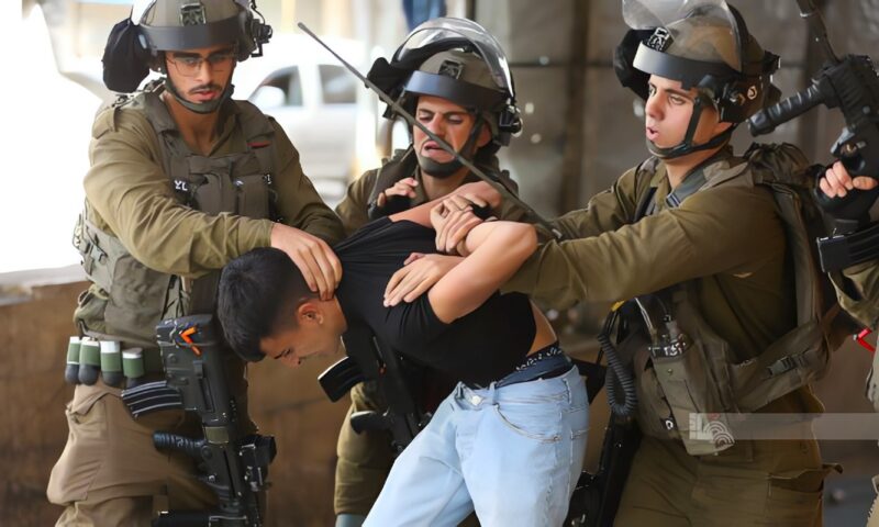 الاحتلال يعتقل مالايقل عن21 فلسطينيا من مدن الضفة