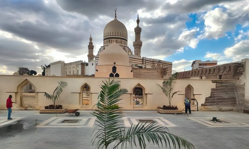 محافظ القاهرة: قرب الانتهاء من ترميم وصيانة مقابر الخلفاء العباسيين والسور الأيوبي خلف مسجد السيدة نفيسة