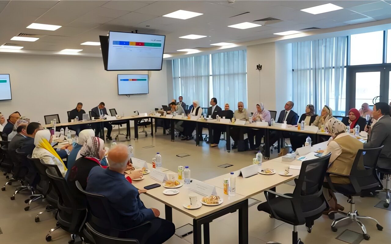 مجلس الدراسات العليا بجامعة عين شمس يستعرض خطط تطوير البحث العلمي والتحول الرقمي