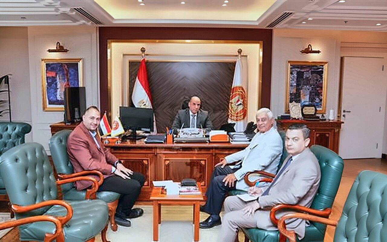 وزير العمل يلتقي وفدًا من “النساجون الشرقيون”.. ويعلن: ثمار التعاون تؤتي نتائجها.. 550 فرصة عمل في 6 محافظات بالصعيد