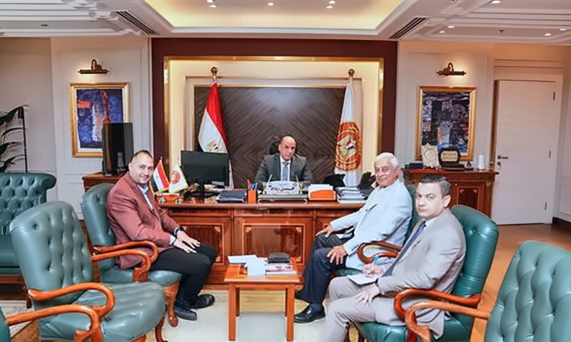 وزير العمل يلتقي وفدًا من “النساجون الشرقيون”.. ويعلن: ثمار التعاون تؤتي نتائجها.. 550 فرصة عمل في 6 محافظات بالصعيد