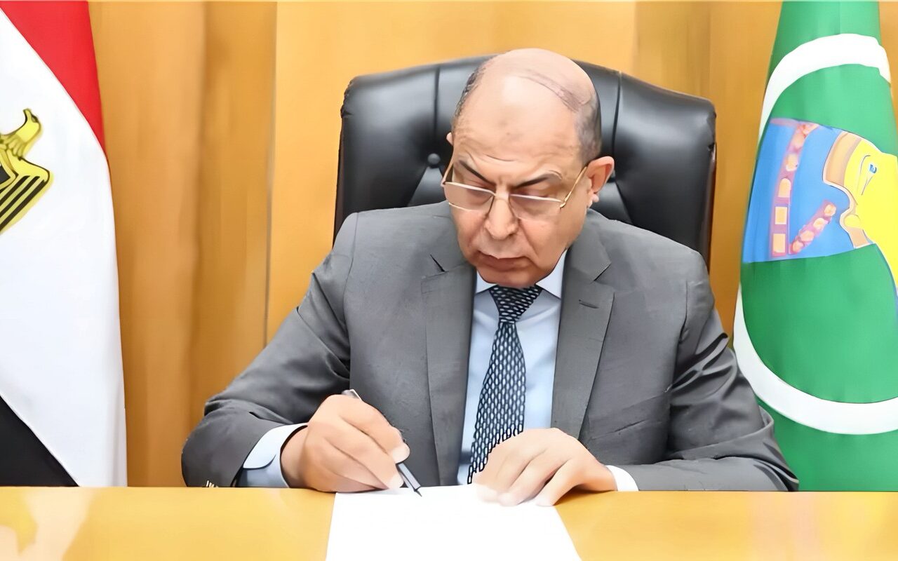 محافظ المنيا يتابع الحالة الصحية لمصابي حادثي طريق الجيش