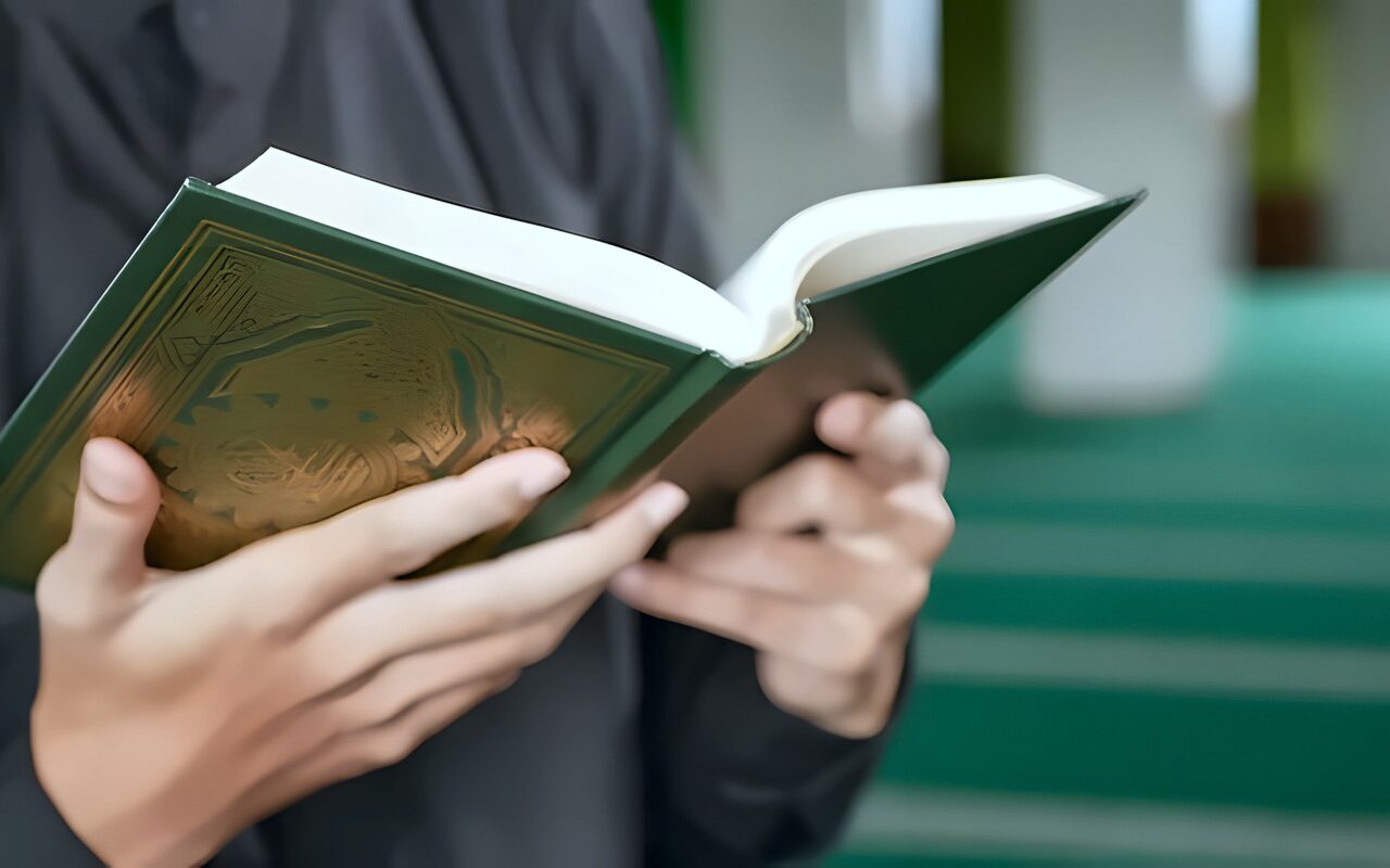 أمين الفتوى يوضح حكم قراءة القرآن من المصحف أثناء الصلاة والفرق بين الفرض والنوافل