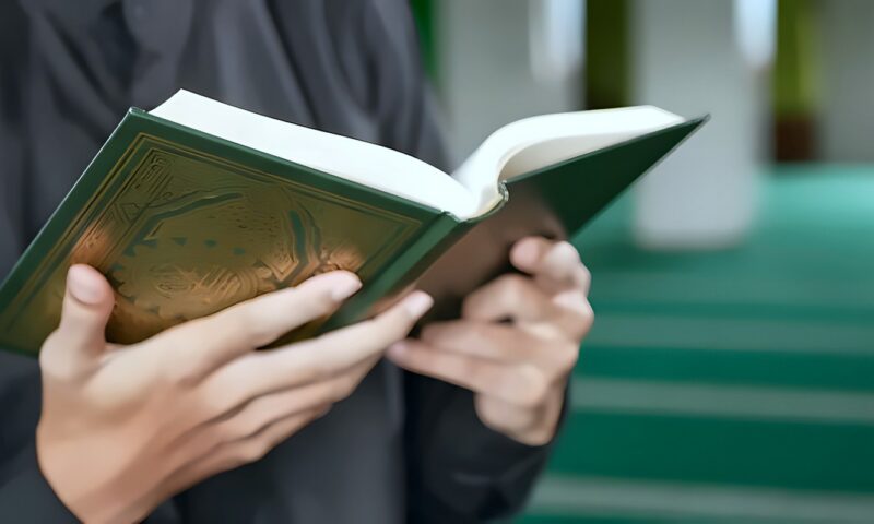 أمين الفتوى يوضح حكم قراءة القرآن من المصحف أثناء الصلاة والفرق بين الفرض والنوافل