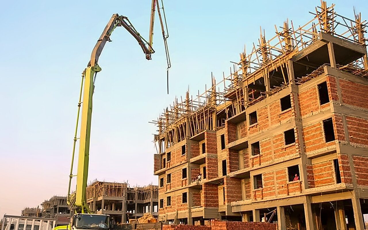 الإسكان تستعرض معدلات تنفيذ مشروعات المرافق بالسويس الجديدة