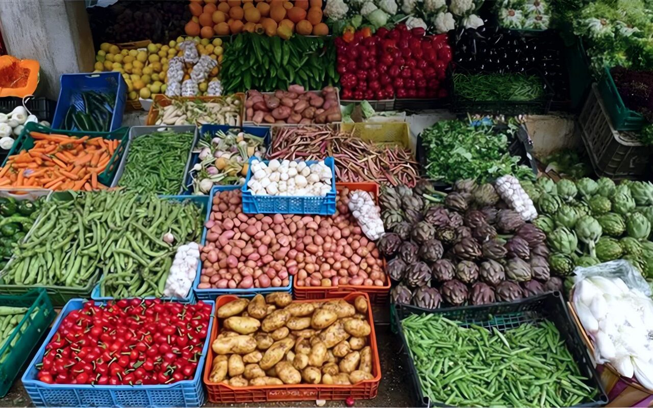 سعر الخضار اليوم، انخفاض 7 أصناف منها الخيار والليمون والثوم وارتفاع الطماطم بشكل مفاجئ