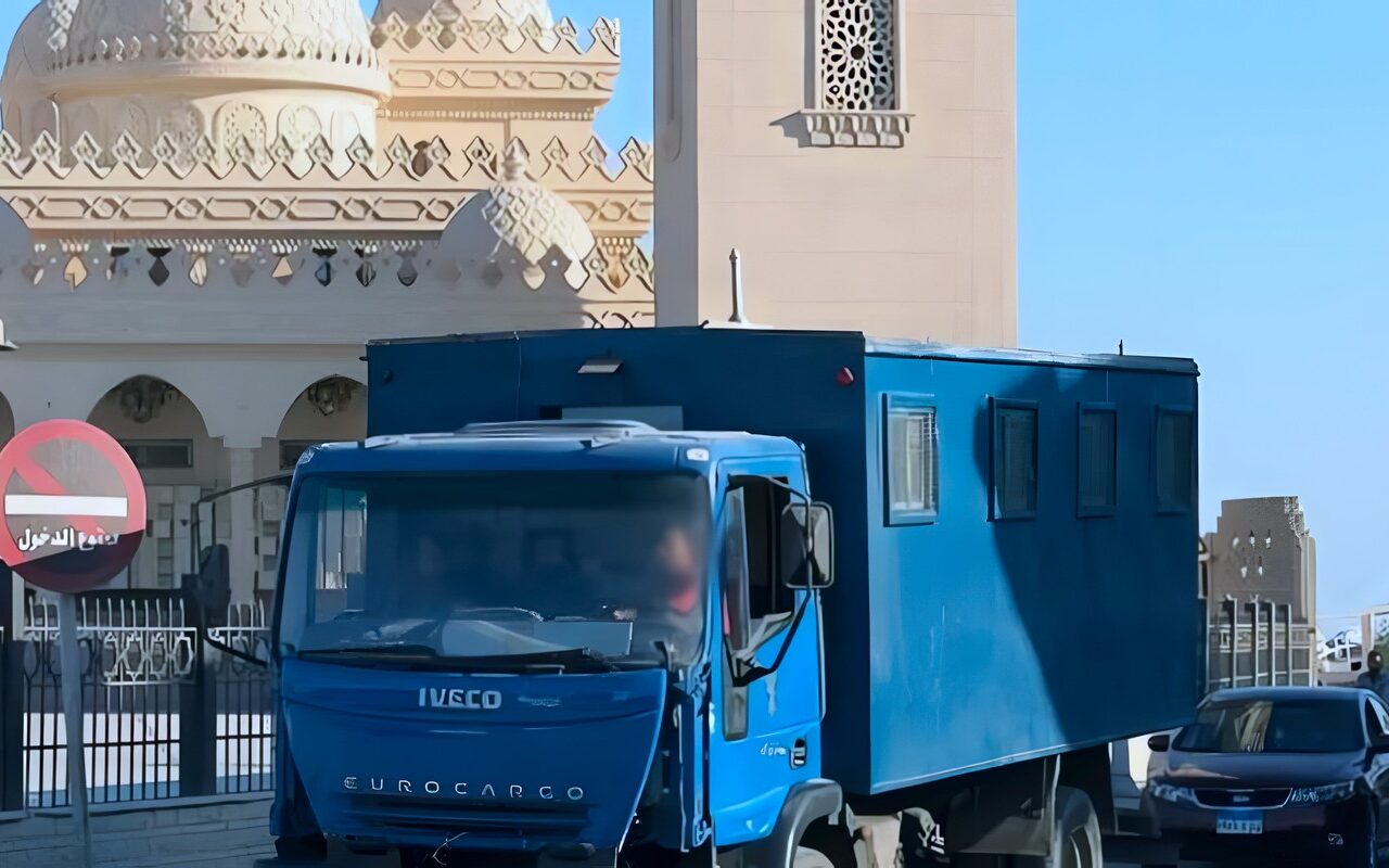 صحفي يطارد “لوري الداخلية” بعد اصطدامه بسيارته، والوزارة تعتذر وتصر على إصلاحها