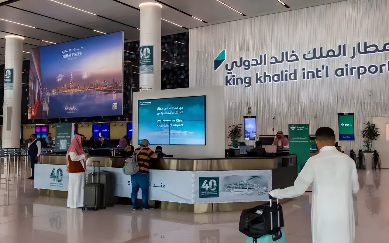 مطار الملك خالد بالرياض يعلن إعادة فتح الصالتين الأولى والثانية بدءًا من الغد