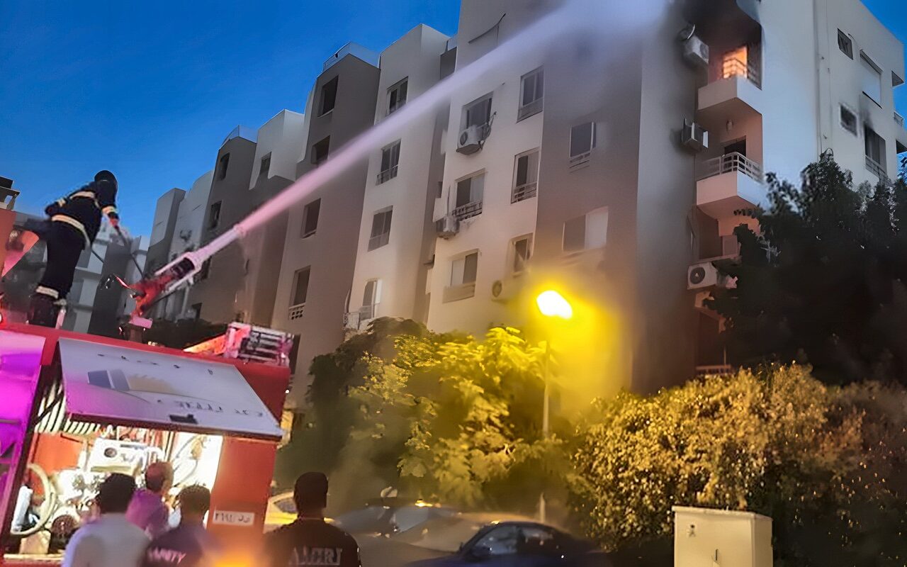 المعمل الجنائي يعاين حريقا اندلع داخل شقة بحدائق أكتوبر