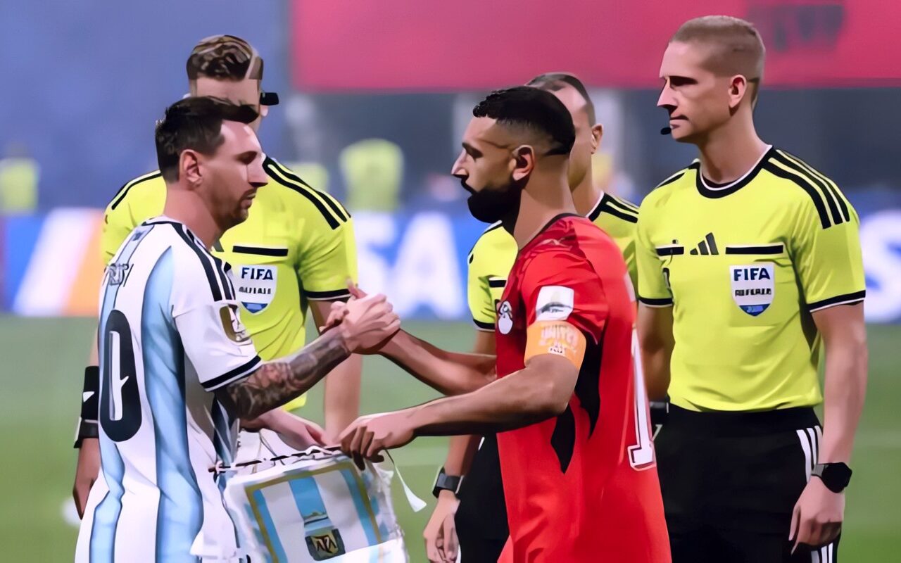 محمد صلاح يزيح ميسي عن القمة.. الملك المصري يتصدر أفضل 50 لاعبا في العالم