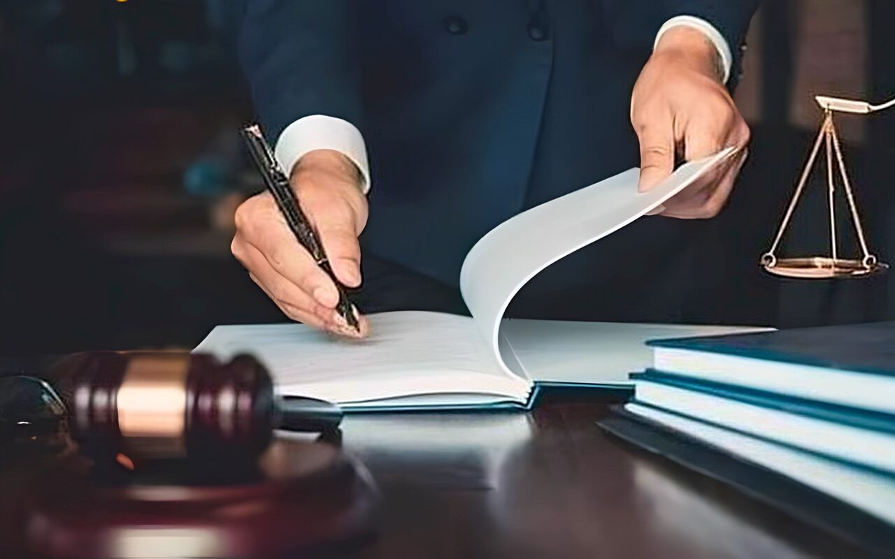 استدعاء زوج سيدة عُثر على جثتها داخل شقتهما بالجيزة