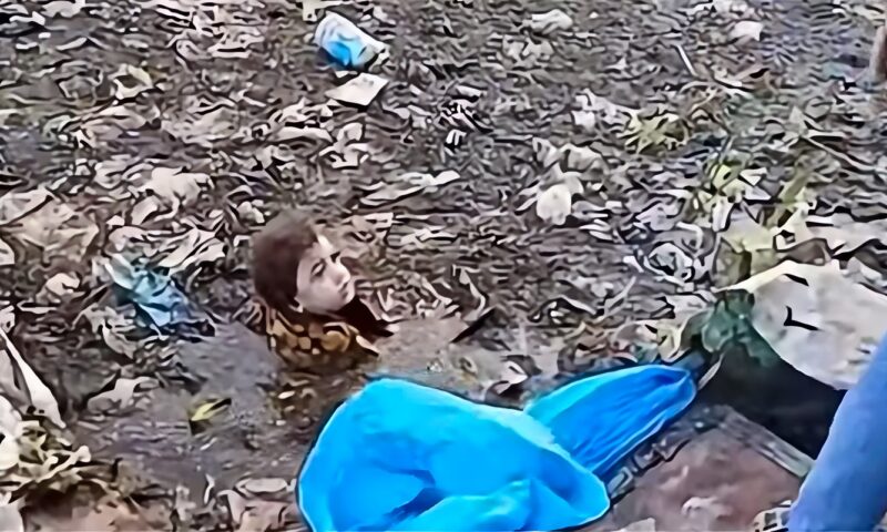 مشهد مؤلم، العثور على طفلة داخل رشاح أبو زعبل بالقليوبية والأهالي ينقذونها